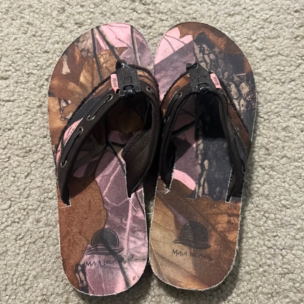 Pink Camo flip-flops